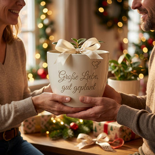 Geschenk für Weddingplanerinnen – Blumentopf mit Gravur 'Große Liebe, gut geplant' — als persoenliche Geschenk-Uebergabe