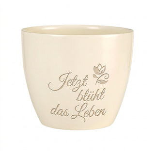 Personalisierter Blumentopf „Jetzt blüht das Leben“ — Geschenk Ruheständler — Detailansicht der Lasergravur