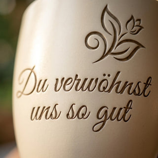 Personalisierter Blumentopf mit Gravur — Geschenk für Servicekraft zum Dank — Detailaufnahme