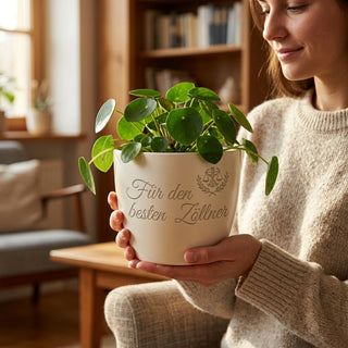 Persönliches Geschenk für Zöllner – Blumentopf mit Gravur — im Wohnambiente