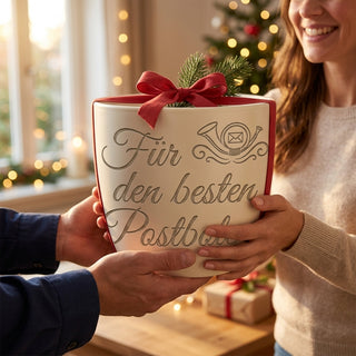 Persönlicher Blumentopf mit Gravur für den besten Postboten als Geschenk — als persoenliche Geschenk-Uebergabe