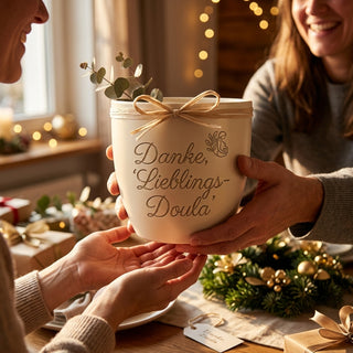 Personalisierter Blumentopf mit Gravur — Dankeschön für deine Wochenbett-Doula — als persoenliche Geschenk-Uebergabe