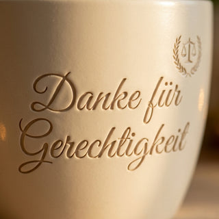 Personalisierter Blumentopf mit Gravur — Geschenk Staatsanwalt Danke & Abschied — Detailaufnahme