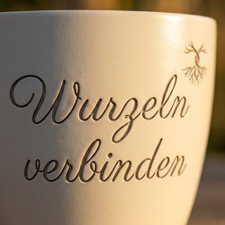Personalisierter Blumentopf mit Gravur 'Wurzeln verbinden' — Geschenk Cousin — Detailaufnahme