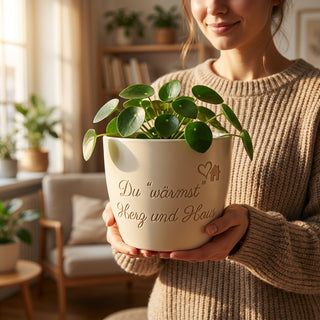 Personalisierter Blumentopf mit Gravur — Geschenk Heizungsbauer — im Wohnambiente