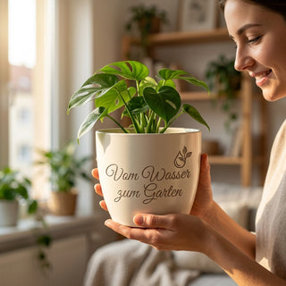 Personalisierter Blumentopf mit Gravur — Geschenk Fischwirt zur Pensionierung — im Wohnambiente