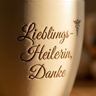 Personalisierter Blumentopf mit Gravur — Geschenk Heilpraktikerin Dankeschön — Detailaufnahme