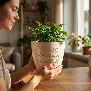 Blumentopf mit Gravur 'Für deinen Weitblick' — Geschenk Gymnasiallehrer — im Wohnambiente