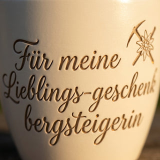 Personalisierter Blumentopf mit Gravur — Geschenk Bergsteigerin Abschied — Detailaufnahme