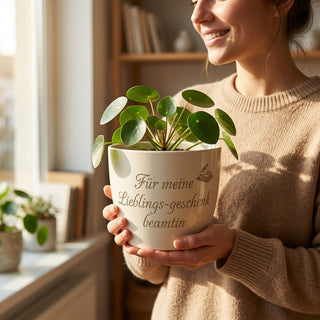 Einzigartiger Blumentopf mit Gravur für deine Lieblings-Beamtin — im Wohnambiente
