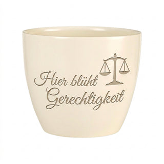 Personalisierter Blumentopf mit Gravur — Geschenk Richterin zur Berufung — Detailansicht der Lasergravur