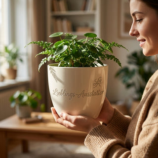 Blumentopf mit Gravur 'Lieblings-Ausstatter' — Geschenk Raumausstatter — im Wohnambiente