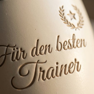 Personalisierter Blumentopf mit Gravur — Geschenk Tennislehrer Abschied — Detailaufnahme