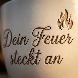 Personalisierter Blumentopf — Geschenk Schmied "Dein Feuer steckt an" — Detailaufnahme