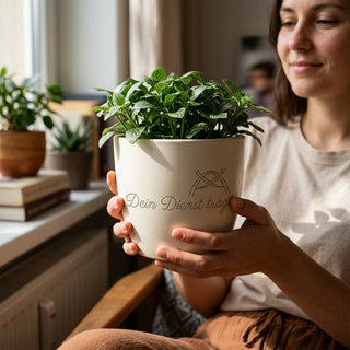 Persönlicher Blumentopf mit Gravur – Geschenk Diakon: Dein Dienst trägt — im Wohnambiente