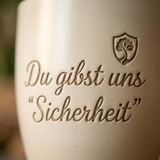 Personalisierter Blumentopf mit Gravur — Geschenk Wachmann Sicherheitsdienst — Detailaufnahme
