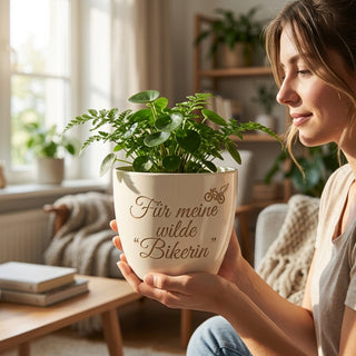 Blumentopf mit Gravur „Für meine wilde Bikerin" — Personalisiertes Geschenk für Motorrad-Fahrerinnen — im Wohnambiente