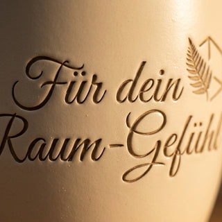 Einzigartiger Blumentopf mit Gravur – Das perfekte Geschenk für Innenarchitektinnen — Detailaufnahme