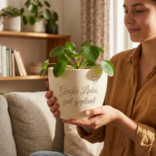 Geschenk für Weddingplanerinnen – Blumentopf mit Gravur 'Große Liebe, gut geplant' — im Wohnambiente