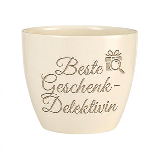 Personalisierter Blumentopf mit Gravur — Geschenk für die Geschenk-Detektivin — Detailansicht der Lasergravur