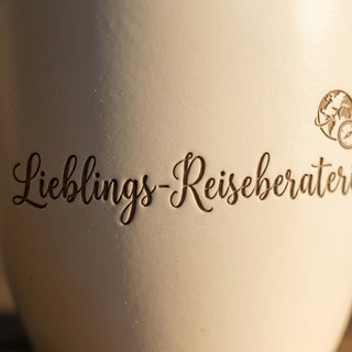 Personalisierter Blumentopf mit Gravur — Geschenk Reiseberaterin Abschied — Detailaufnahme