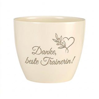 Personalisierter Blumentopf mit Gravur — Geschenk Fitnesstrainerin Dank — Detailansicht der Lasergravur