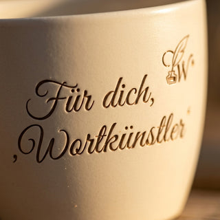 Personalisierter Blumentopf mit Gravur — Geschenk Werbetexter Wortkünstler — Detailaufnahme