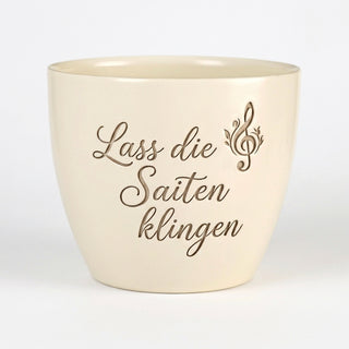 Personalisierter Blumentopf mit Gravur — Geschenk Gitarrist Geburtstag — Detailansicht der Lasergravur