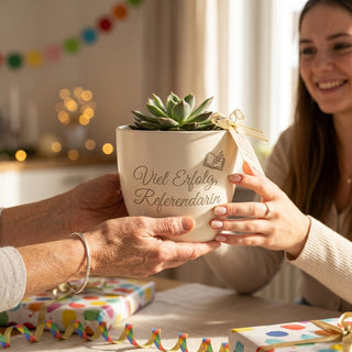 Personalisierter Blumentopf mit Gravur — Geschenk Referendarin für Schulstart — als persoenliche Geschenk-Uebergabe