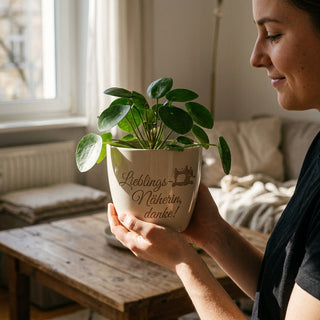 Personalisierter Keramik-Blumentopf mit Gravur — Geschenk Näherin Dankeschön — im Wohnambiente