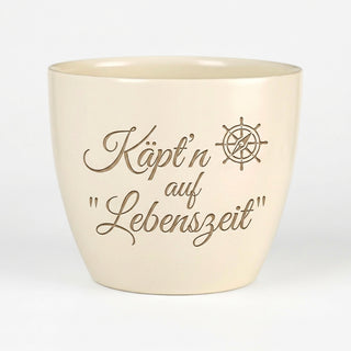 Personalisierter Blumentopf mit Gravur — Geschenk Schiffskapitän Abschied — Detailansicht der Lasergravur