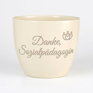 Personalisierter Blumentopf mit Gravur — Danke-Geschenk für Sozialpädagogin — Detailansicht der Lasergravur