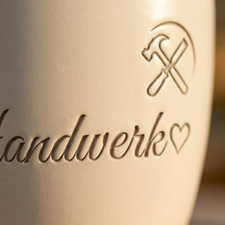 Personalisierter Blumentopf 'Handwerk mit Herz' — Geschenk Werkzeugmechaniker — Detailaufnahme