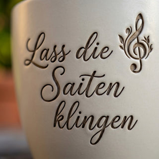 Personalisierter Blumentopf mit Gravur — Geschenk Gitarrist Geburtstag — Detailaufnahme