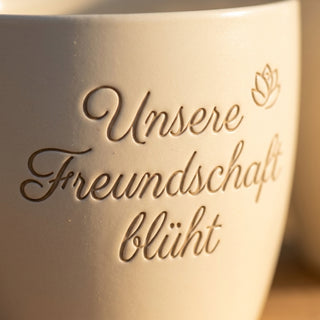 Personalisierter Blumentopf mit Gravur — Geschenk Trauzeugin Hochzeit — Detailaufnahme