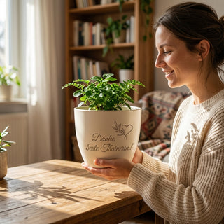 Personalisierter Blumentopf mit Gravur — Geschenk Fitnesstrainerin Dank — im Wohnambiente