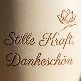 Personalisierter Blumentopf mit Gravur — Dankeschön Geschenk für Bestatterin — Detailaufnahme