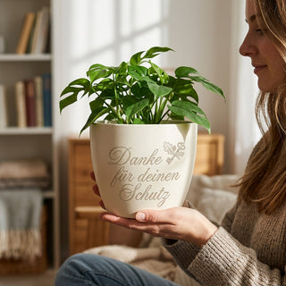 Personalisierter Blumentopf mit Gravur — Dankeschön für Sicherheitskräfte — im Wohnambiente