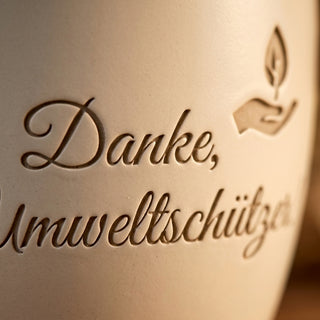 Personalisierter Blumentopf mit Lasergravur — Geschenk Umwelttechniker Danke — Detailaufnahme