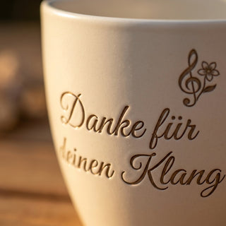 Personalisierter Blumentopf mit Gravur — Danke Geschenk für Harfenistin — Detailaufnahme