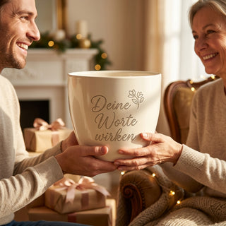 Personalisierter Blumentopf mit Gravur — Geschenk für Podcaster — als persoenliche Geschenk-Uebergabe