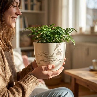 Personalisierter Blumentopf »Allzeit gute Fahrt!« — Geschenk Schaffner Abschied — im Wohnambiente