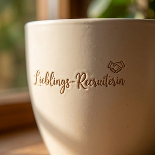 Personalisierter Blumentopf mit Gravur — Geschenk Recruiterin Dankeschön — Detailaufnahme