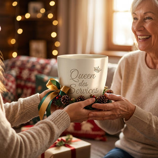 Personalisierter Blumentopf „Queen des Services“ — Geschenk Restaurantfachfrau — als persoenliche Geschenk-Uebergabe