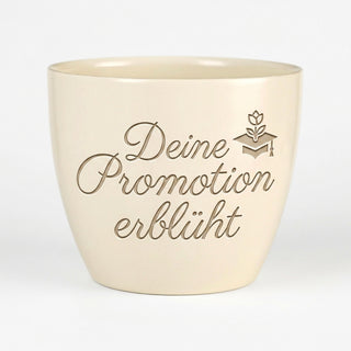 Persönliches Geschenk für Doktoranden – Blumentopf mit Gravur: Deine Promotion erblüht — Detailansicht der Lasergravur