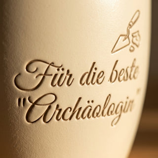 Personalisierter Blumentopf mit Lasergravur — Geschenk für Archäologinnen — nahaufnahme