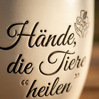 Personalisierter Blumentopf mit Gravur — Geschenk Tierheilpraktikerin — Detailaufnahme