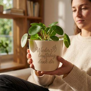Personalisierter Blumentopf mit Gravur — Geschenk Sportphysiotherapeut Danke — im Wohnambiente