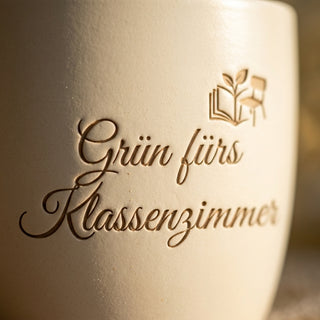Personalisierter Blumentopf mit Gravur — Geschenk Referendarin Klassenzimmer — Detailaufnahme