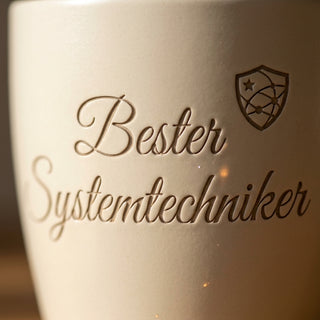 Personalisierter Blumentopf mit Lasergravur — Geschenk für Systemtechniker — Detailaufnahme